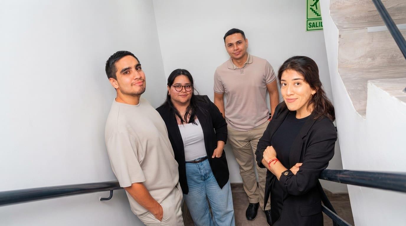 Los cuatro integrantes del equipo de R'HOME en la escalera de un edificio