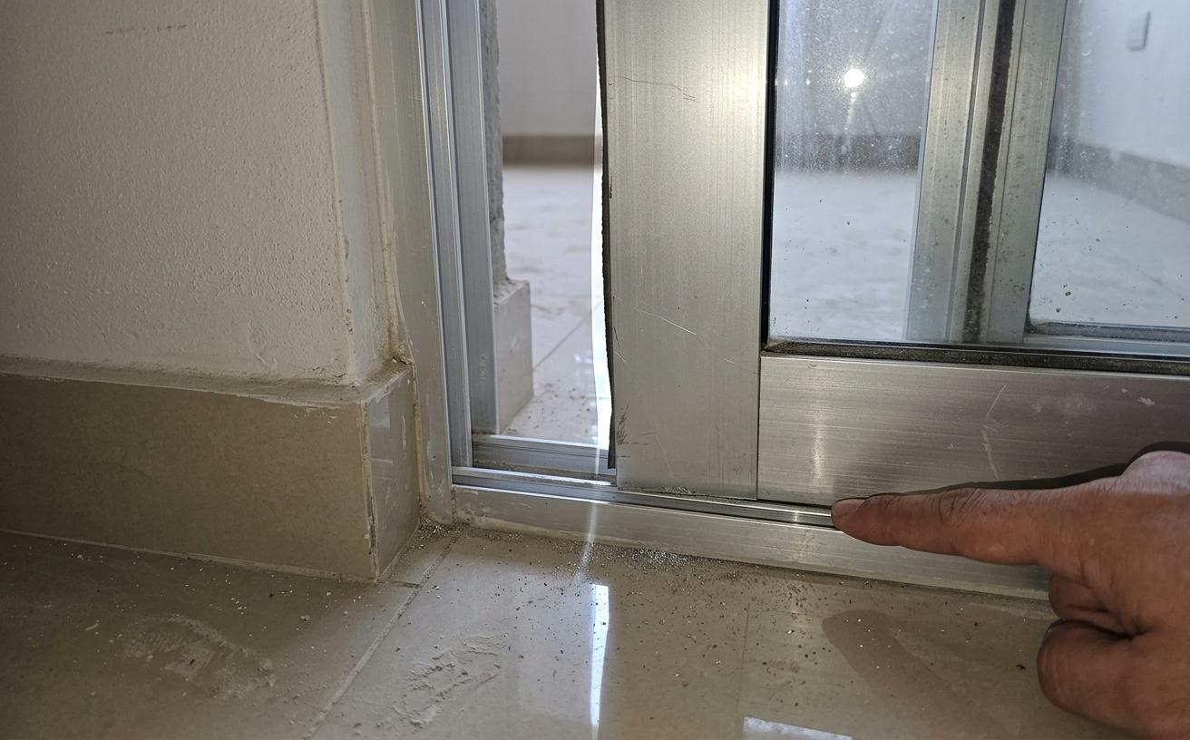 Puertas y ventanas desalineadas o que no cierran