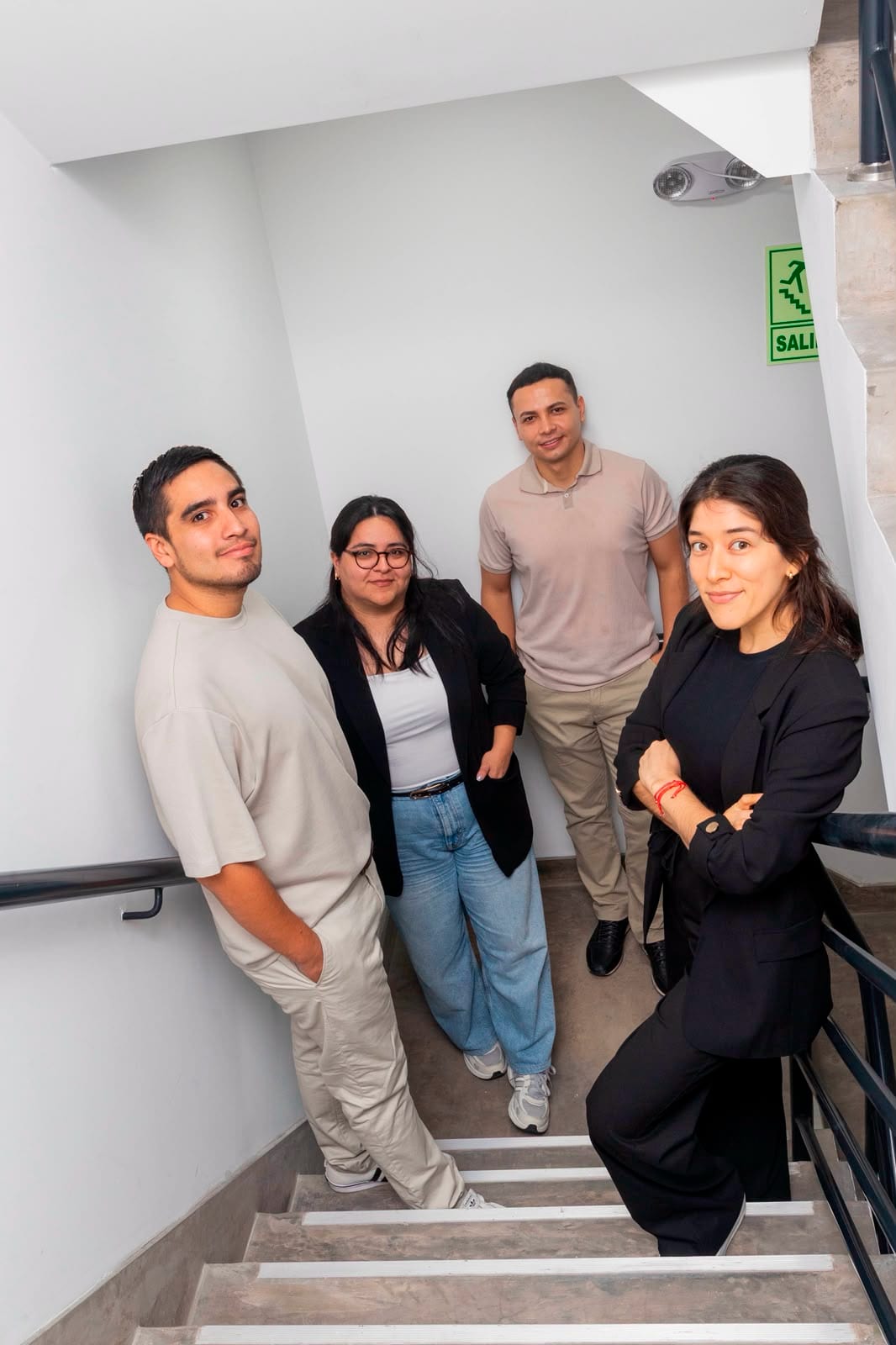 El equipo de arquitectos de R'HOME en la escalera de un edificio