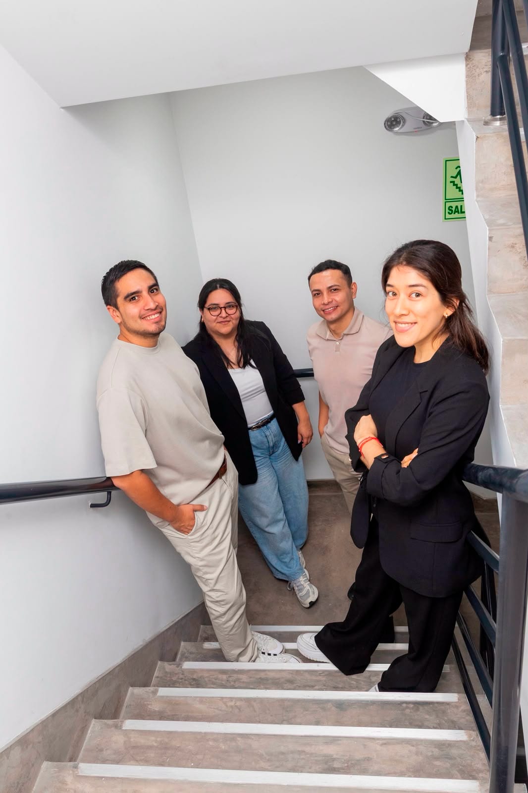 El equipo de R'HOME posando en la escalera de un edificio