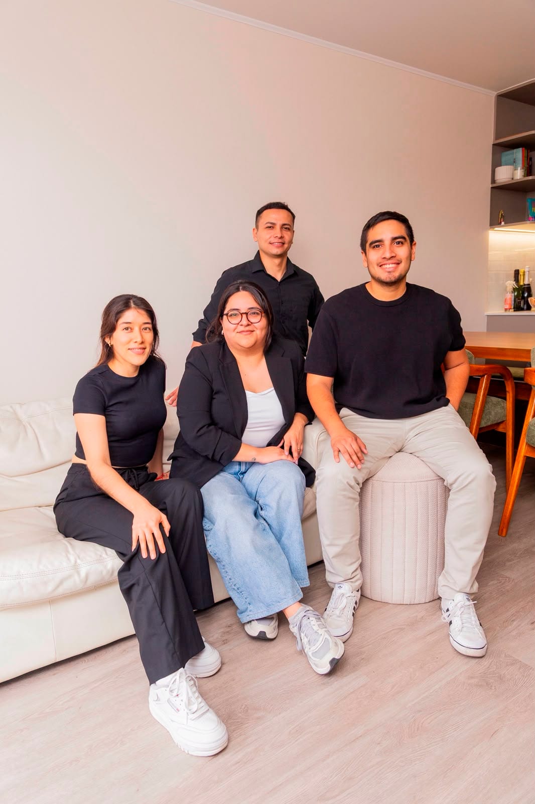 El equipo de R'HOME sentado en la sala de un departamento