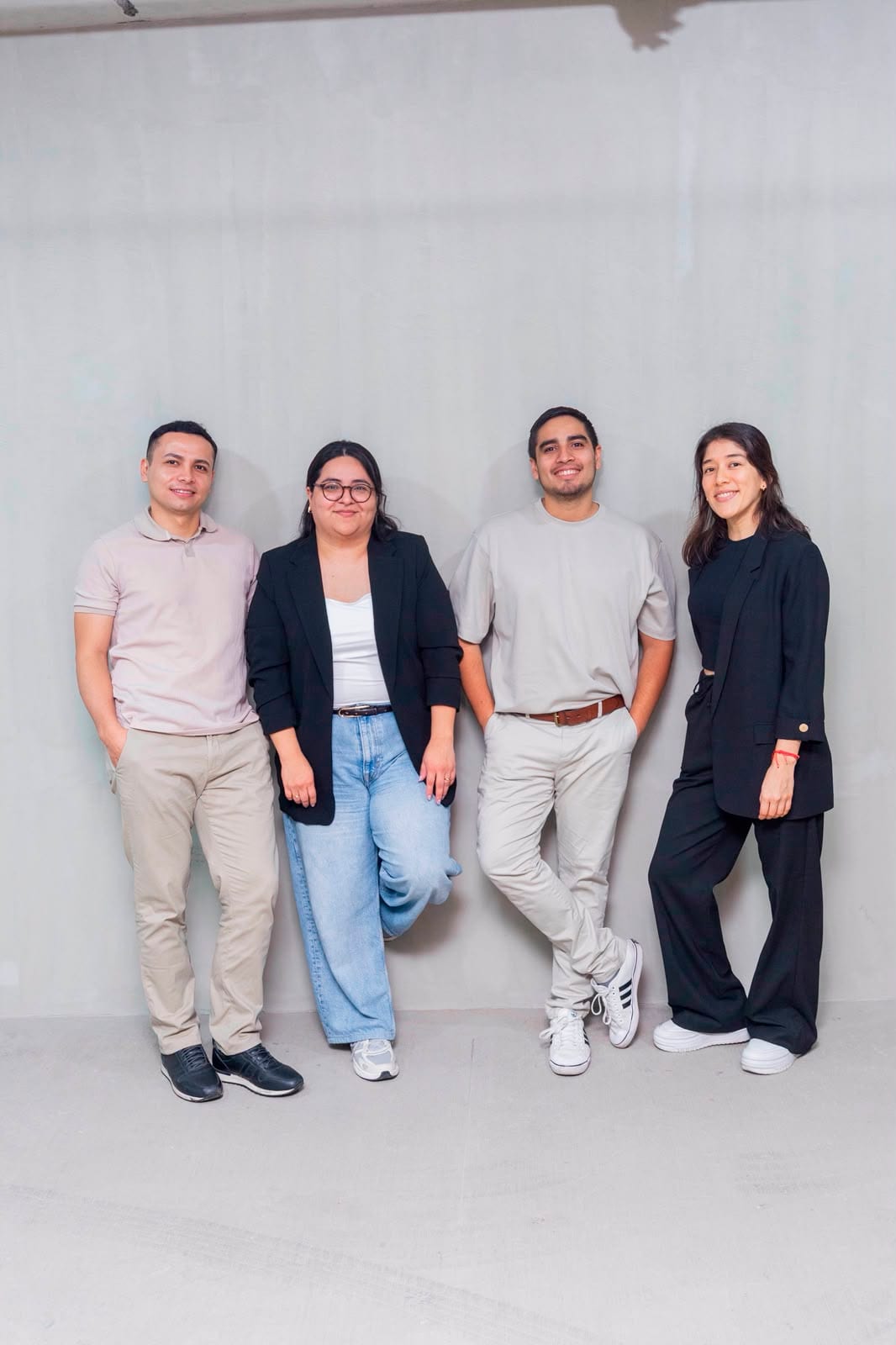 Los cuatro integrantes del equipo de R'HOME apoyados en una pared de concreto